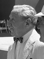 Joseph Hirshhorn outside the Hirshhorn Museum and Sculpture Garden, 11 July 1978.